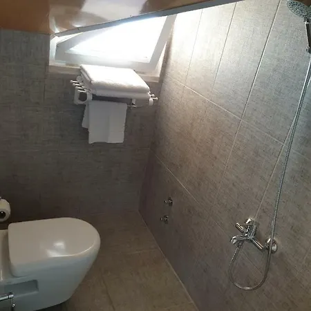 Gazde/Camere de închiriat Limon *