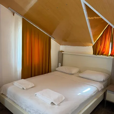 Limon Homestay *